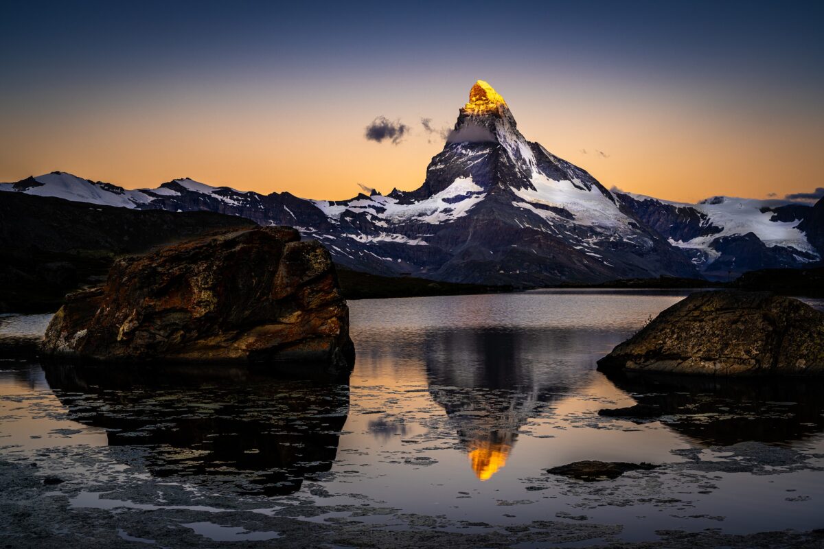 Bild von Berg vor Sonnenuntergang und goldener Spitze