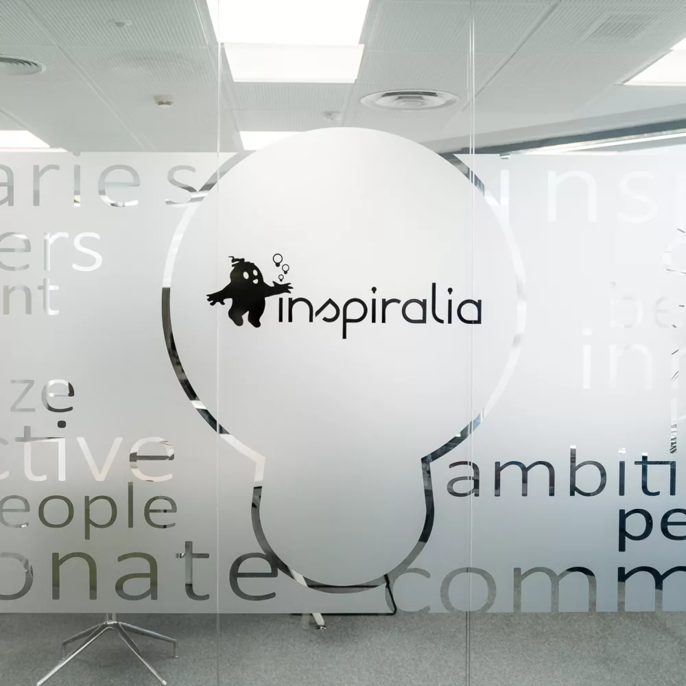 Bild von Inspiralia Logo auf Meeting Raum